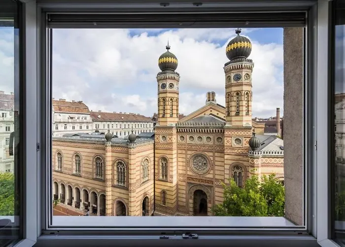 Luxe Skyline Serenity Retreat By Dohany Synagogue