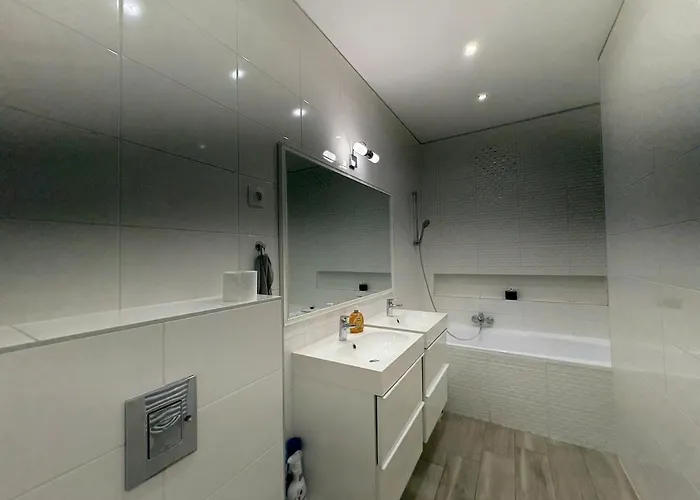 Luxe Skyline Serenity Retreat By Dohany Synagogue